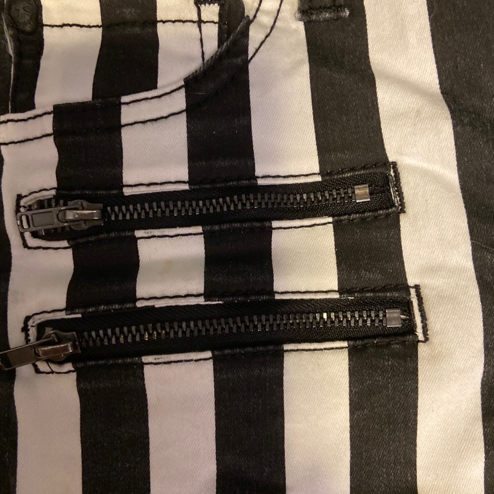 HOT TOPICS-Blackheart🌚🖤🎉💋 - Picture 4 of 10